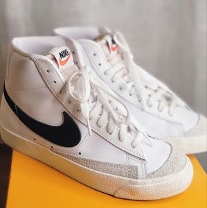 (NEW) Nike BLAZERS, SIZE 7 WOMEN